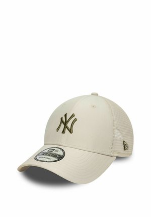 Casquette de baseball beige réglable avec dos en mesh, avec un logo New York brodé en vert foncé sur le devant et le logo New Era sur le côté.