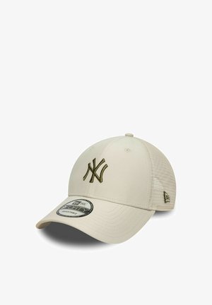 Casquette de baseball beige réglable avec dos en mesh, avec un logo New York brodé en vert foncé sur le devant et le logo New Era sur le côté.