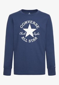 Marineblauw langemouwen t-shirt van katoen, voorzien van een witte sterafbeelding en de tekst "Converse Chuck Taylor All Star" in een cirkelontwerp.
