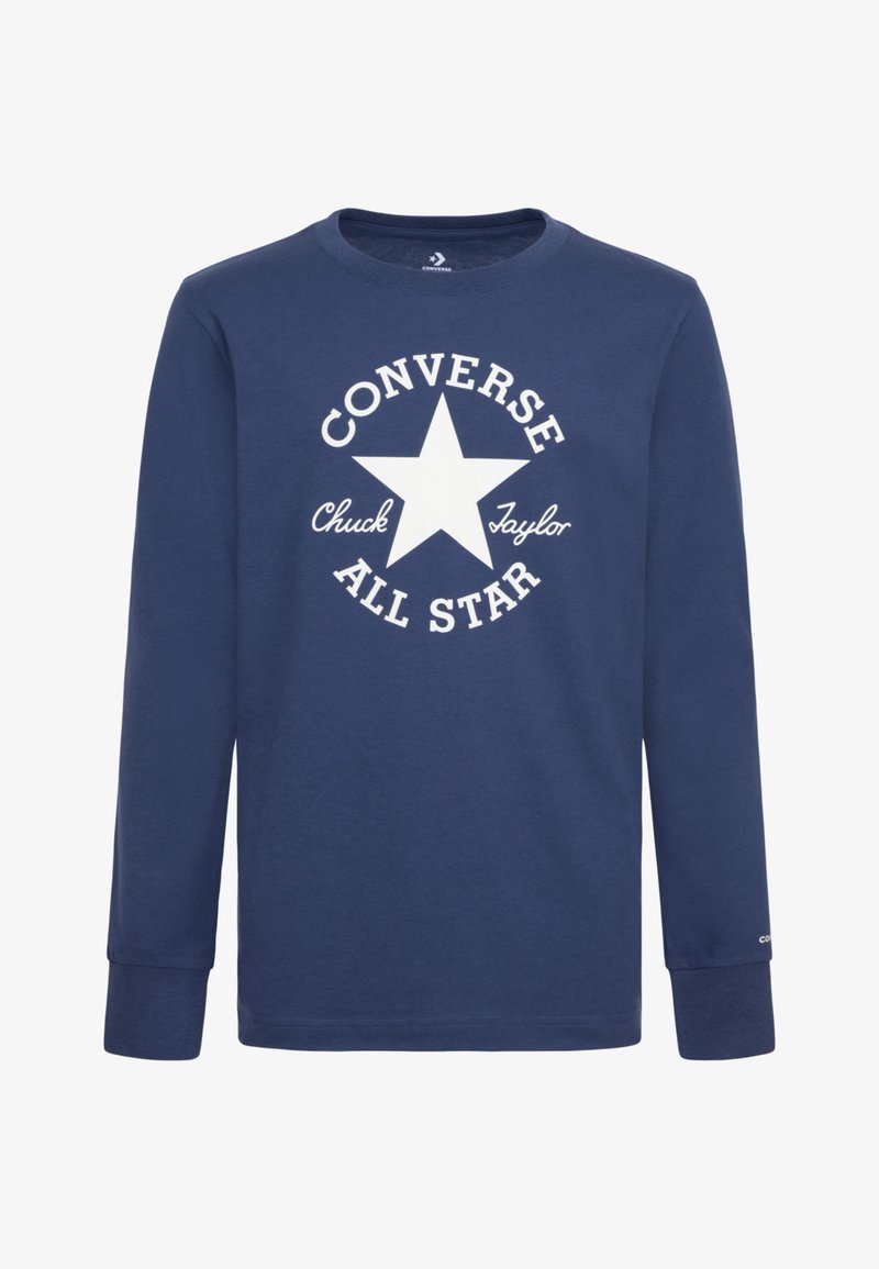 Marineblauw langemouwen t-shirt van katoen, voorzien van een witte sterafbeelding en de tekst "Converse Chuck Taylor All Star" in een cirkelontwerp.