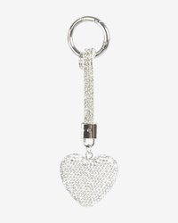 Breloc argintiu în formă de inimă cu suprafață texturată, prevăzut cu o curea tip lanț împodobită cu strasuri transparente și un inel metalic circular.