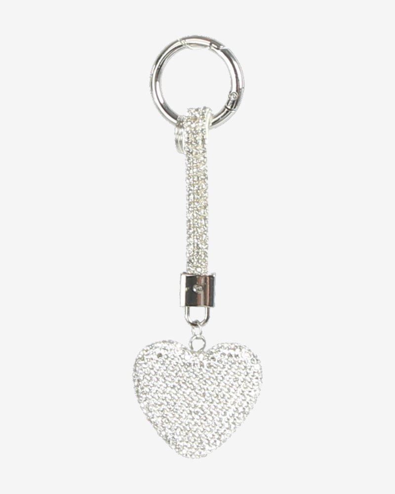 Breloc argintiu în formă de inimă cu suprafață texturată, prevăzut cu o curea tip lanț împodobită cu strasuri transparente și un inel metalic circular.
