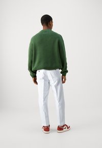 Jack & Jones PREMIUM JPSTKANE JJOTIS LINEN BLEND CHINO - Auduma bikses - bright white