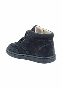 Scarpe alte in suede blu scuro, dalla punta tonda, con lacci frontali, fodera morbida e cuciture a contrasto. Presentano una suola in gomma resistente.