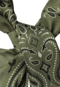 Tessuto di bandana verde oliva con motivi paisley e geometrici in bianco e nero. Il materiale appare testurizzato e lavorato a maglia.