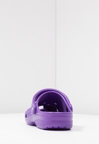 Crocs CLASSIC UNISEX - Zoccoli - neon purple