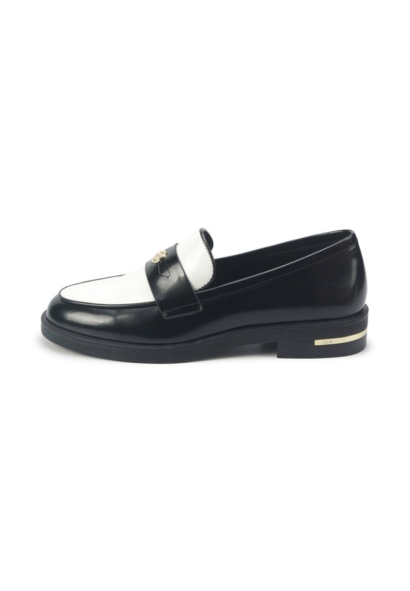 Mocassino in pelle bianco e nero con finitura lucida, caratterizzato da una punta arrotondata, accento in hardware dorato e tacco nero basso.