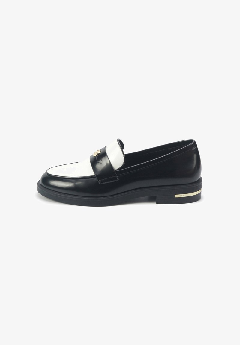 Mocassino in pelle bianco e nero con finitura lucida, caratterizzato da una punta arrotondata, accento in hardware dorato e tacco nero basso.