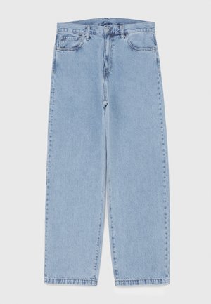 Jeans de denim azul claro com design de perna reta, apresentando uma cintura de altura média, cinco bolsos e um fecho de botão e zíper.