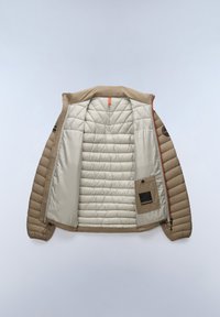 Beige polstret jakke med en glat inderside, udstyret med et diagonalt quiltet mønster, orange lynlås trak og en sidelomme i matchende beige.