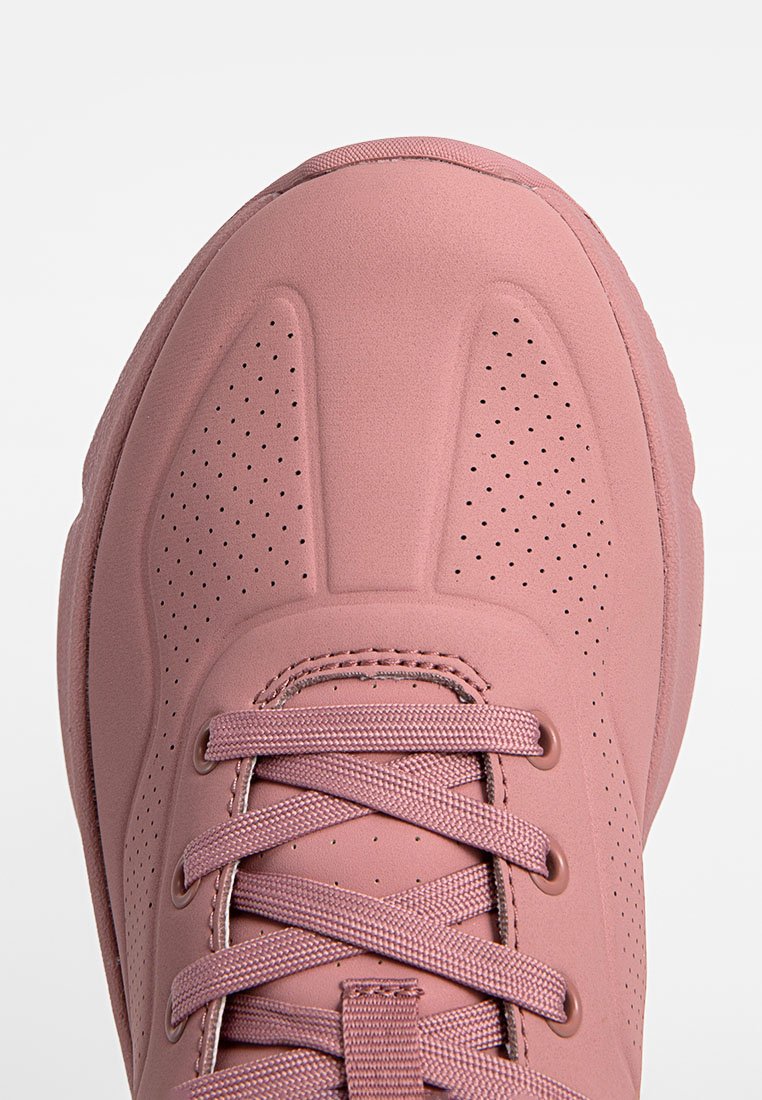 Pinke Sportschuh mit glattem Obermaterial, durchbrochenen Akzenten und flachen Schnürsenkeln. Gerundete Zehenpartie und gepolsterte Sohle, geeignet für den Freizeitgebrauch.