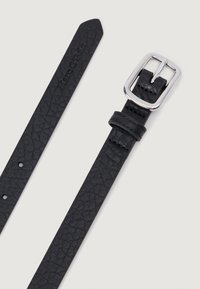 Schwarzes Lederarmband mit strukturierter Oberfläche, silberner Metallschnalle und Einstelllöchern, mit prägedrucktem Branding auf einer Seite.