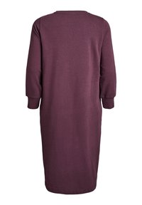 Haljina od ljubičastog pamuka dugih rukava, ležernog kroja, s okruglim izrezom i dužinom do koljena. Jednostavne glatke teksture bez ukrasa.