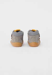 Pantofi înalți din suede gri cu panouri din plasă, accente galbene și talpă din cauciuc; dotati cu curele Velcro pentru ajustare ușoară.