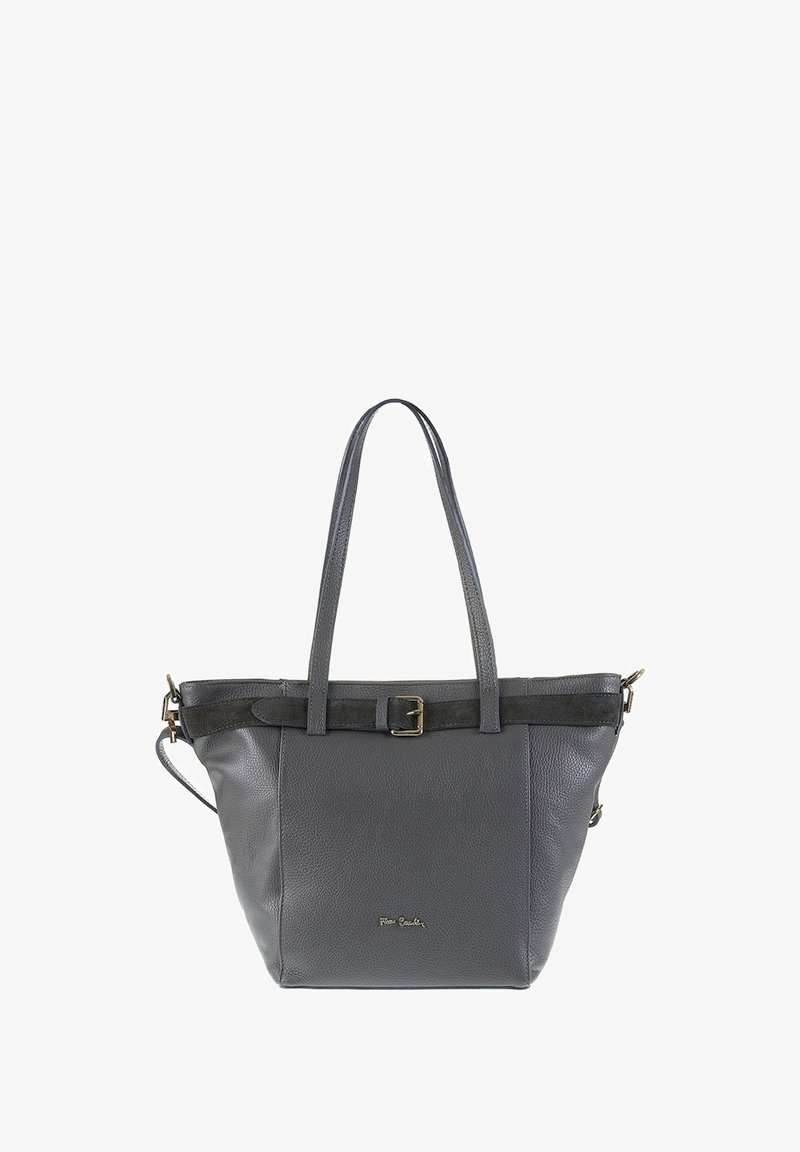 Grijze leren totebag met een gestructureerde afwerking, dubbele handvatten en een contrasterende donkerkleurige strap met een gouden sluiting en logo.