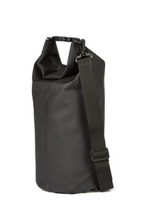 Borsa impermeabile nera con design a rotolo e tracolla regolabile, realizzata in materiale resistente. Caratterizzata da una fibbia robusta e costruzione senza cuciture.