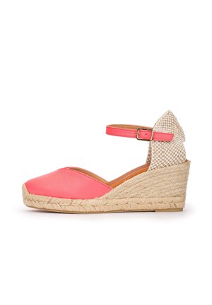 Espadrille à talon compensé corail rose avec bride à la cheville, plateforme en jute tressé et contrefort de talon en tissu à carreaux.