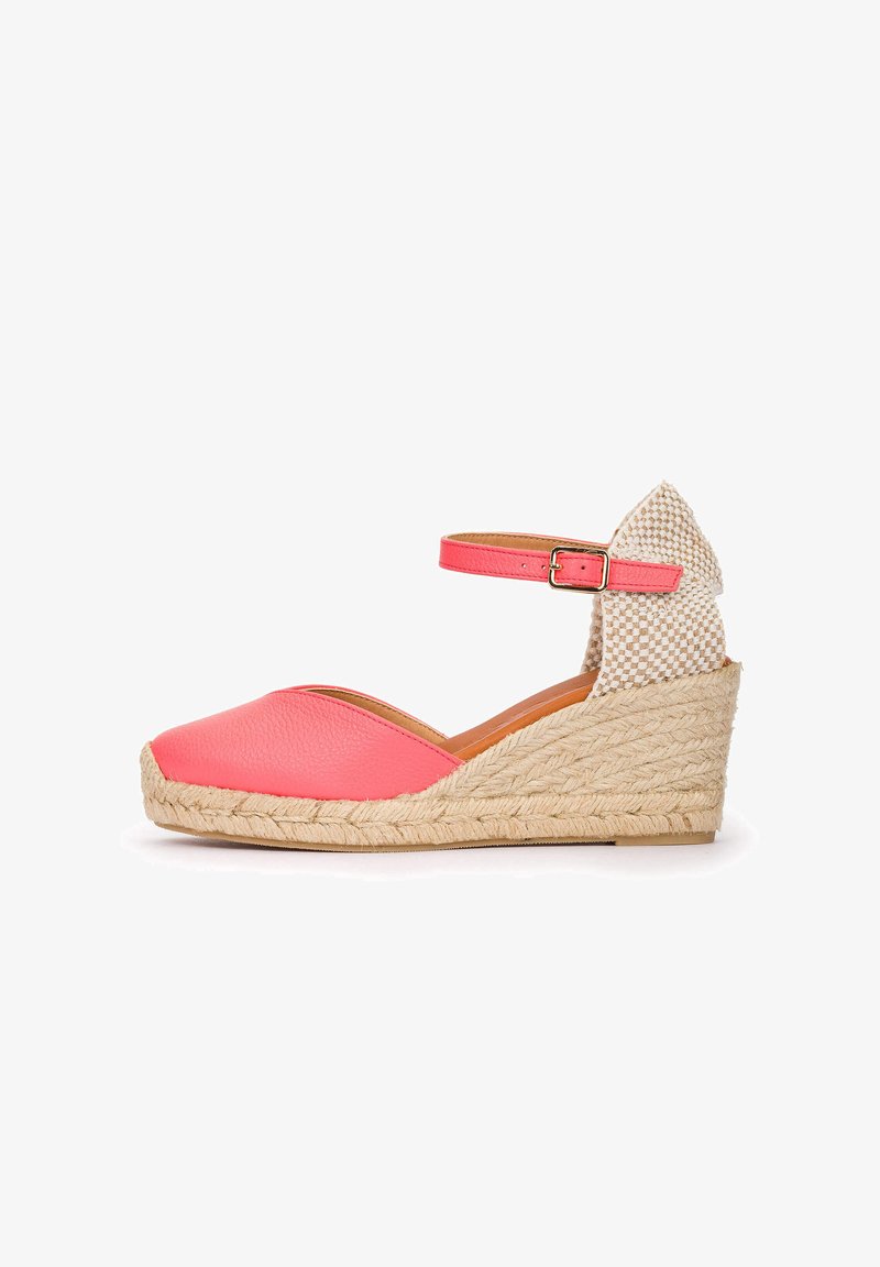 Zapato espadrille con cuña en color coral rosado, con correa en el tobillo, plataforma de yute tejido y contrafuerte de talón de tela a cuadros.