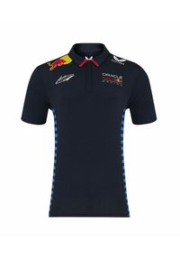 Granatowa koszulka polo z czerwonym kołnierzykiem, niebieskimi wzorzystymi paskami po bokach oraz różnymi logo sponsorów, w tym Oracle i Red Bull Racing.