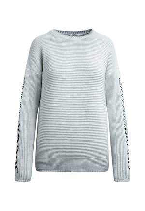 Hellgrauer Strickpullover mit rundem Ausschnitt, gerippter Struktur und langen Ärmeln mit schwarzer Beschriftung am linken Ärmel.