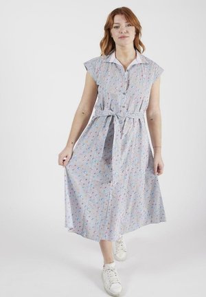 Robe à manches courtes avec boutonnage avant et taille ceinturée. Dotée d'un col blanc et d'un motif rayé avec des accents floraux colorés sur un fond clair.