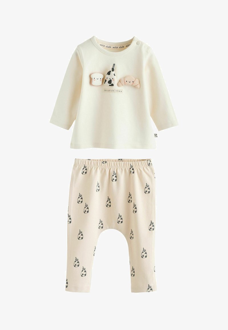 Top crema de manga larga con apliques temáticos de comida; pantalones con cinturilla elástica y estampado de vaca. Tela de algodón suave, corte relajado para mayor comodidad.