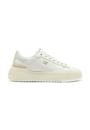 Sneaker bianca con design a strati. Parte superiore in pelle liscia, dettagli in beige chiaro, suola in gomma spessa e tacco leggermente rialzato. Dettagli del logo sottili.