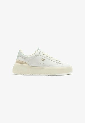 Sneaker bianca con design a strati. Parte superiore in pelle liscia, dettagli in beige chiaro, suola in gomma spessa e tacco leggermente rialzato. Dettagli del logo sottili.