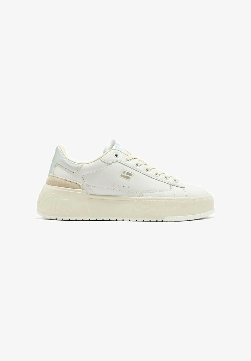 Sneaker bianca con design a strati. Parte superiore in pelle liscia, dettagli in beige chiaro, suola in gomma spessa e tacco leggermente rialzato. Dettagli del logo sottili.