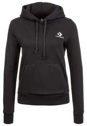 Czarna bluza z długim rękawem z kapturem, kieszenią z przodu, ściągaczem w kapturze oraz białym logo Converse na lewej piersi.
