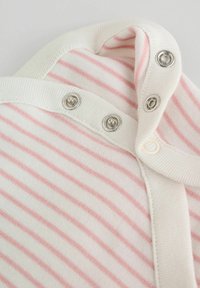 Csíkos pamut rugdalózó halvány rózsaszín és fehér színekben, patentokkal és kerek gallérral. Puha, bordázott textúrájú.