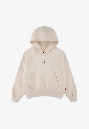 Beżowa bluza z kapturem, przednia kieszeń typu kangur i małe czarne logo Jumpman na środku klatki piersiowej, prezentowana na jednolitym tle.