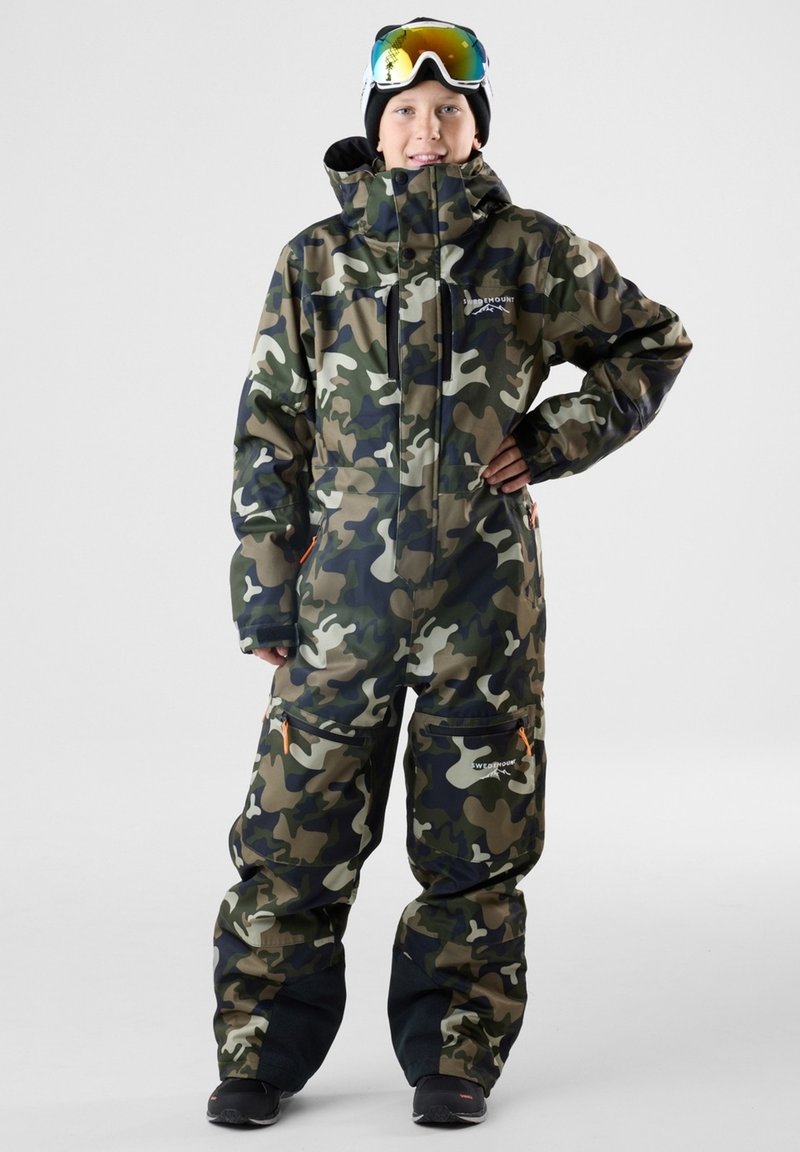 Camouflage wintersuit met een hoge kraag, zwarte accenten en oranje ritsen. Bevat geïsoleerde panelen en heeft een relaxed fit voor comfort.