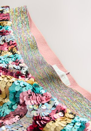 Roosa litusega kangas, millel on mitmevärvilised ümmargused litrid ja tekstureeritud metallniit, esile tõstetud ääres oleva kleebisega.