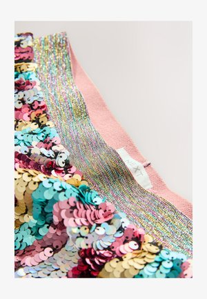 Tela adornada con lentejuelas en rosa, con lentejuelas circulares multicolores y hilo metálico texturizado, destacada por una etiqueta en el borde.