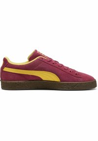 Maroon zamšādas sporta kurpes ar dzelteniem akcentiem, teksturēta gumijas zole un plakanām šņorēm. Iespējo noapaļota purngala un logo sānos.