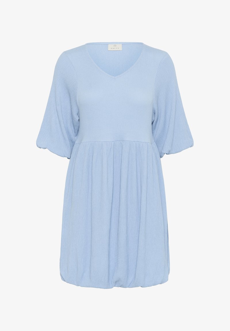 Robe bleu clair en tissu texturé, avec un décolleté en V, de courtes manches bouffantes et une jupe ample et froncée qui se resserre à l'ourlet.