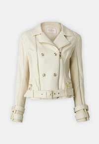 Veste de biker en faux cuir crème avec des accents dorés, fermeture éclair à l'avant, boutons double boutonnage, taille ceinturée et manches texturées.