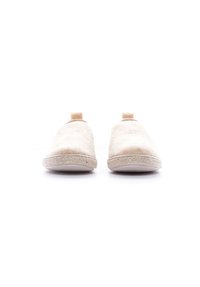 Scarpe slip-on in feltro beige con punta arrotondata, accenti elastici sui lati e suola in gomma testurizzata per una buona aderenza. Design minimalista senza lacci.