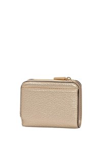 Portafoglio in pelle dorata con finitura testurizzata, chiusura con zip e uno scomparto per carte su un lato. Forma rettangolare compatta con dettagli di cuciture nere.