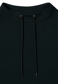 Dunkelgrüner Pullover mit hohem Kragen, ausgestattet mit zwei Kordeln mit Metallspitzen und einer glatten Textur.