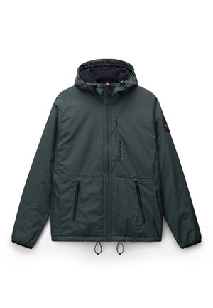 Giacca leggera verde con cappuccio, due tasche frontali con zip, cordini regolabili all'orlo e una fodera nera. Presenta il logo sul maniche.