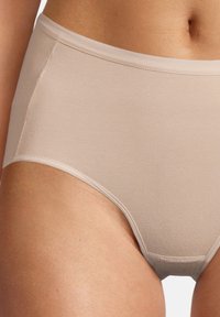 Beige hohe Taillenslips aus glattem Stoff, mit dezenten Nähten und einem nahtlosen Design für Komfort und passgenauen Sitz.