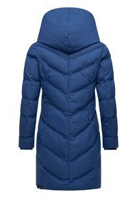 Blauwe pufferjas met capuchon, voorzien van een gequilt ontwerp en chevronpatroon, gemaakt van een gestructureerde stof. Lange mouwen en een middellange snit.