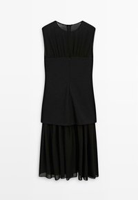 Schwarzes Kleid mit ärmellosem Oberteil, gerafftem Taillenbereich und fließendem Rock. Hergestellt aus einem leichten Stoff, verfügt es über einen verdeckten Reißverschluss im Rücken.