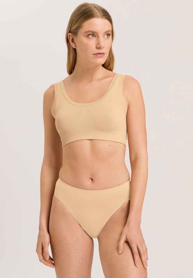 Bralette beige sin costuras con tirantes anchos, braguitas de bikini de tiro alto a juego, fabricadas con una tela suave y elástica para mayor comodidad y ajuste.