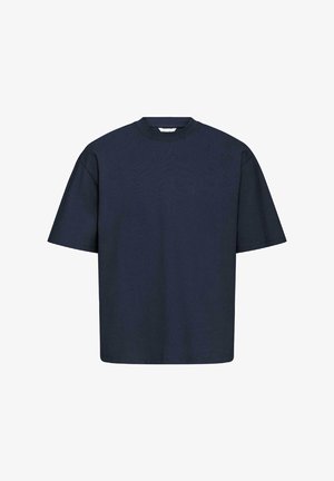 Camiseta de algodón azul marino con cuello redondo, mangas cortas y un ajuste holgado. Textura suave, sin patrones ni detalles visibles.