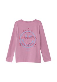 Rosa Langarmshirt mit einem blauen Pailletten-Smiley-Gesicht und rotem Text auf dem Rücken, der "Smile Happiness Everyday" lautet.