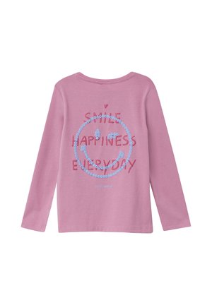 Maglietta rosa a maniche lunghe con un sorriso in paillettes blu e il testo rosso che recita "Sorridi, Felicità Quotidiana" sulla schiena.