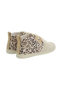 Baskets en suède beige avec un design imprimé léopard, tissu texturé et lacets crème. Présentent une semelle en caoutchouc et une sangle à l'arrière.